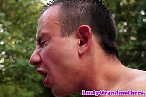 i can’t believe how hard this saggytit mature got banged outdoors!