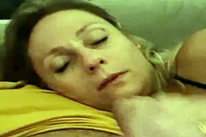 Aline jerks off for Flávio before they sleep, with handjob and cumshot 😏💦