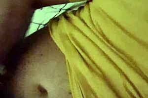 Aline jerks off for Flávio before they sleep, with handjob and cumshot 😏💦