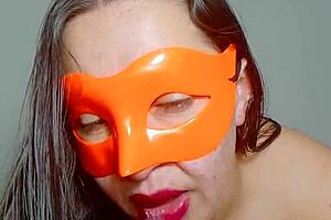 Владелица бара дразнит специальным видео, проникая в ее огромную пизду для нового клиента на xred