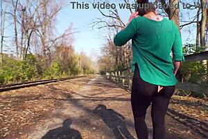 Инсценированный разрыв леггинсов превратился в смелую публичную флеш-пранк на улице