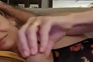 Aline jerks off for Flávio before they sleep, with handjob and cumshot 😏💦