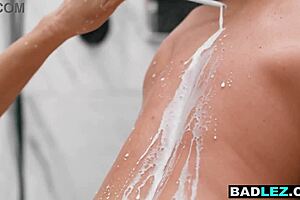 Kleine 18+ MILF taucht in Milch-Einlauf-Fantasie mit kurviger Liebhaberin ein