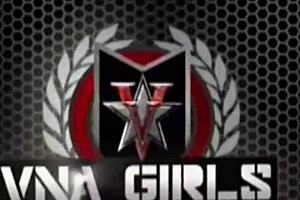 레즈비언 MILF Sara Jay가 뜨거운 액션에서 타고 뛰어들어