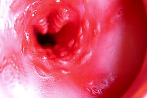 Чувак, этот большой красный член заполняет сочную дырочку, готовую взорваться в любой момент!