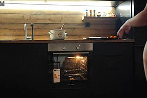 check this pawg shaking her big ass in the kitchen!