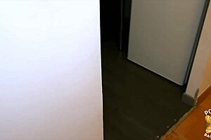 ashley lexpérimentée explore la belle joy