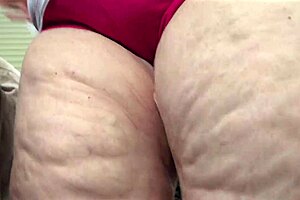 camera man jerks off accidentally on bubble butt chubby milf in leggings during workout