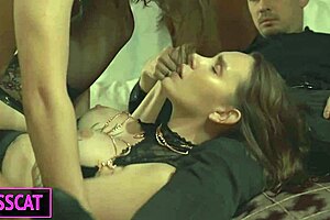 Ehi, Guarda la Mogliettina Scopare il Fabbro per il Compleanno del Marito Cornuto!