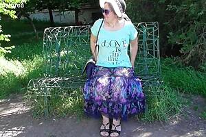 Želiš pokukati? Kosmata zrela se razkazuje v prosojni obleki na prostem