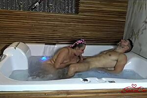 no tenia para pagar la renta y el casero me follo en su lugar