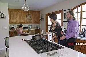 قاعدة الاستخدام الحر للديليف تربط عائلة زوجة أب في ثريسم جامح