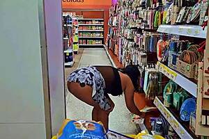 Йо, венесуэльская горячая жена показывает большую жопу в супермаркете Медельина!