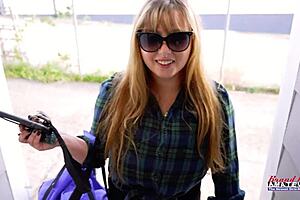 Watch Gwen Rub Her Wet Pussy Before Deepthroating?