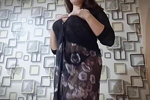 Sıcak Asyalı kız büyük doğal memeleriyle oynuyor