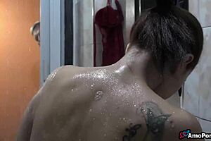 ELE ESPERAVA ESPOSA SAIR PRA ESPIRAR A SOBRINHA-POSTIÇA PELADINHA NO BANHO - AMOPORNOBR