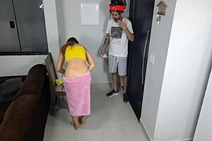 novinha pelada welcomes ifood motoboy for quick action.