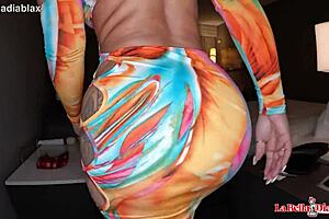 嘿，这个硬核已婚拉丁妹渴望黑人大鸡巴插进她厚实的屁股