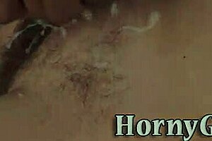 El coño peludo de la abuela se cubre de semen tras sesión de follar intenso.