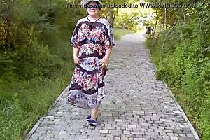 多毛成熟女在街上穿透视裙子露阴