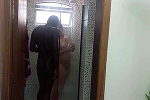 suzie slut and akilies black in steamy milf shower scene - gratis.