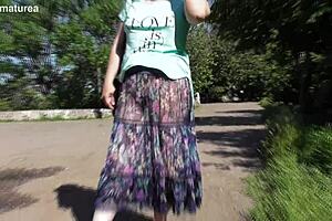 Хочешь подглядеть? Волосатая зрелая красуется в прозрачном платье на улице