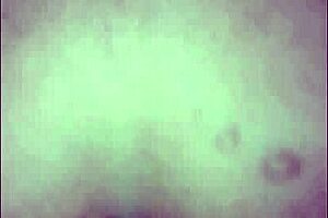 mi novia se masturba con su vibrador en la cama hasta el orgasmo