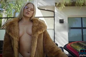 alexis texas flaunts bubble butt in hot car striptease 😍