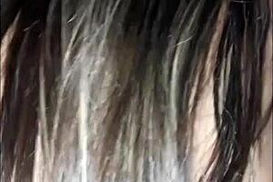 mi novia se masturba con su vibrador en la cama hasta el orgasmo