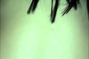 mi novia se masturba con su vibrador en la cama hasta el orgasmo