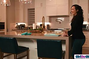 Küçük 18+ Milf Küçük 18+ Memeleriyle Sarışın Komşusunun Amını Sert Ayakla Sikiyor