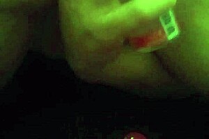 Chica rellenita se juega con intensidad cruda