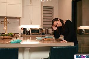 Küçük 18+ Milf Küçük 18+ Memeleriyle Sarışın Komşusunun Amını Sert Ayakla Sikiyor