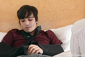 Yaşlı Asyalı öğretmen 18+ genç öğrenciye hardcore ırklararası oral sahnede handjob veriyor