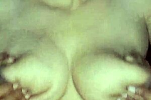 Große Titten - Gefallen dir meine hängenden Möpse und kurviger Körper nah?