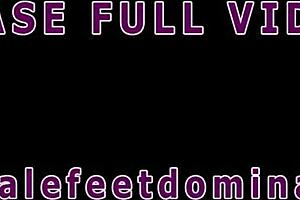 Miriam More in Diana Zilli se ukvarjata z lezbičnim čaščenjem nog, z lezdom footjobom in masturbacijo v nogavicah