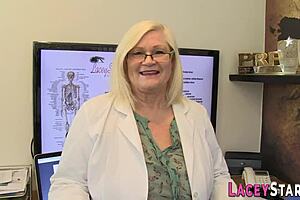 She asked to remove the condom in this intimate homemade moment