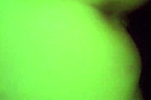 Chica rellenita se juega con intensidad cruda