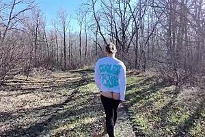 Maid Pretends To Look But Wants To Seduce