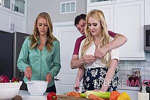 Odam arkadaşım banyoya sıcak men getiriyor