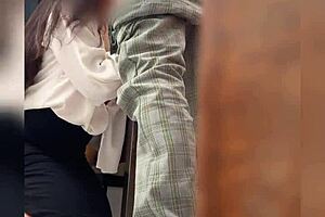 una maestra mexicana madura llama a su alumno al salón de clases para sexo público casero