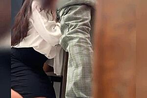 una maestra mexicana madura llama a su alumno al salón de clases para sexo público casero