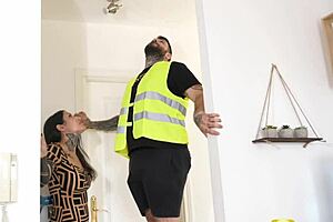 Spycam catches maintenance man bareback fucking squirting milf