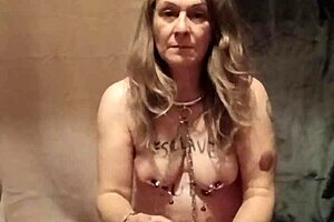 स्लेव गर्ल बाहर बंधी और थप्पड़ खाती है