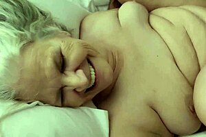 看着表哥用大鸡巴猛插我的屁股，我好兴奋