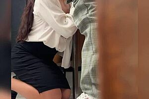 una maestra mexicana madura llama a su alumno al salón de clases para sexo público casero
