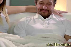 Madrastra espía a adolescente 18+ follando y recibe sorpresa de semen