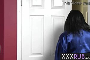 Ορνιά MILF μασέρ Rayveness φυσάει το τεράστιο πούτσο ξένου