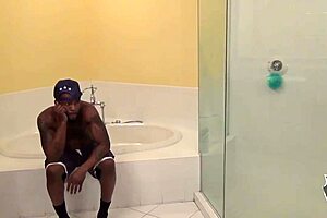 Gloria Sol 火辣身材引发户外摆姿势？