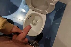 i fucked her in the toilet and she squirted all over